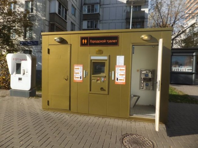 Непривитым латвийцам запретили садиться в одном туалете вместе с привитыми