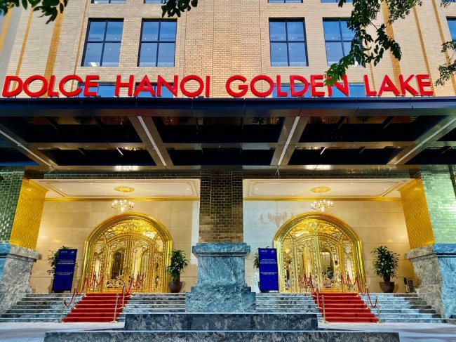 Первый в мире отель из золота Dolce Hanoi Golden Lake